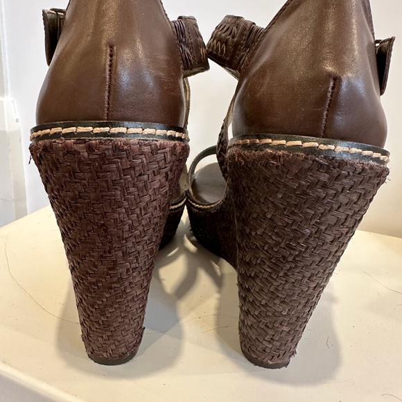 High woven strappy wedge. - Picture 3 of 7